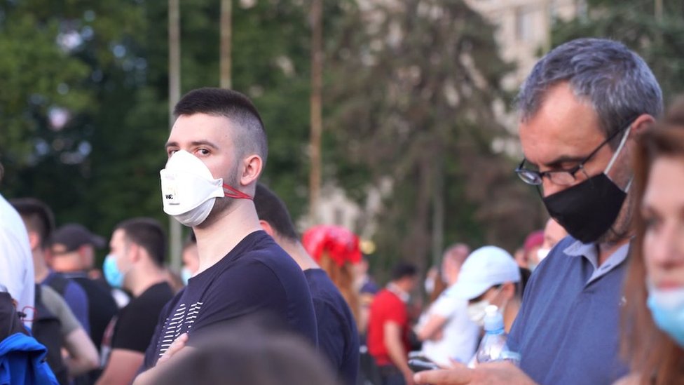 Korona virus: U Srbiji vojska oprema privremene bolnice, najviše novih slučajeva u jednom danu u Indiji 3 ;ovek sa ya[titnom maskom korona virus