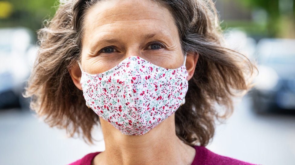 Korona virus: U Srbiji nove bolnice u kovid sistemu, više od 150 hiljada preminulih u Južnoj Americi 2 Woman with a homemade face mask