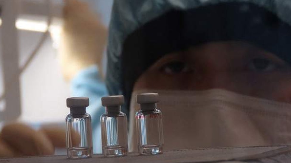 Korona virus: U Srbiji nove bolnice u kovid sistemu, više od 150 hiljada preminulih u Južnoj Americi 1 Čovek u punoj zaštitnoj opremi ispred ampula