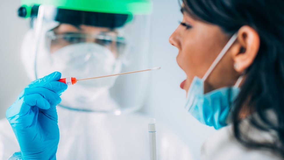Korona virus: Može li nedeljno testiranje pljuvačke da okonča pandemiju 2 Uzimanje brisa