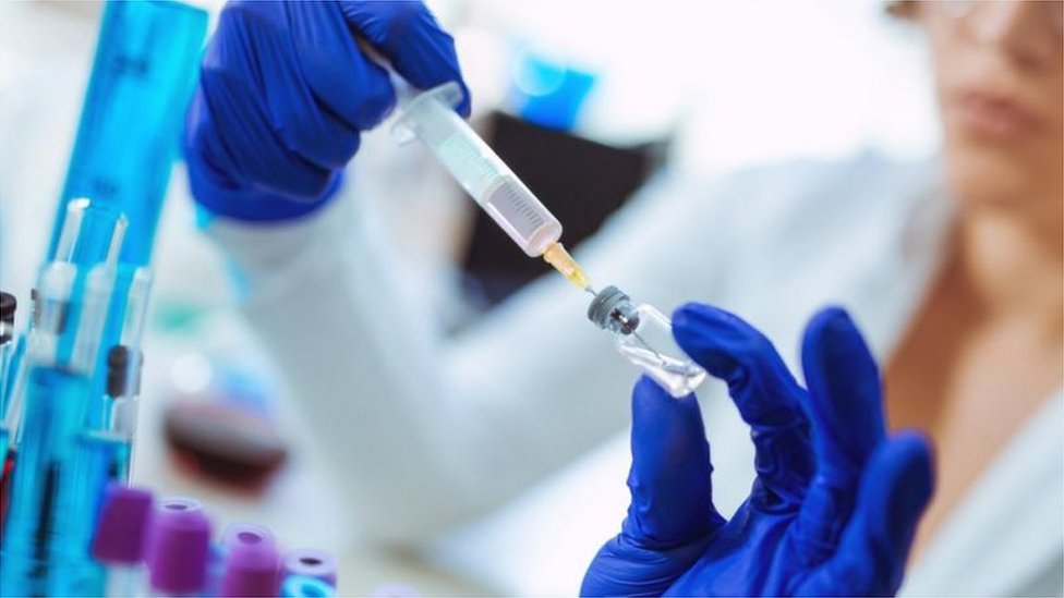 Ruska vakcina protiv virusa korona: Dokle se stiglo sa ispitivanjima 4 Medicinska radnica ubrizgava sadržaj iz šprica u ampulu
