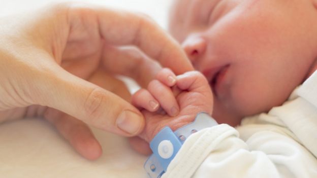 Korona virus, trudnice i zdravstvena zaštita: „Polako me već hvata panika“ 3 Mama drži bebu za ruku