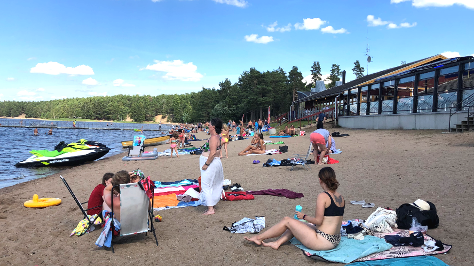 „Nema čvrstih dokaza da bi izolacija napravila razliku": Da li je švedska taktika protiv korone uspela 1 Bathers on the shore of Lake Storsjön in Sweden
