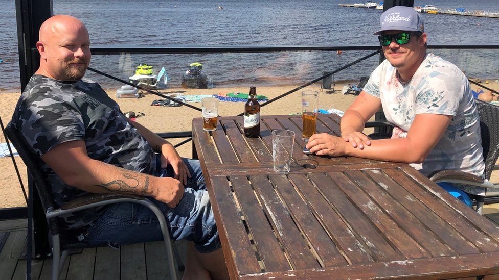 „Nema čvrstih dokaza da bi izolacija napravila razliku": Da li je švedska taktika protiv korone uspela 2 Dan Eklund and friend Hakal Olsson
