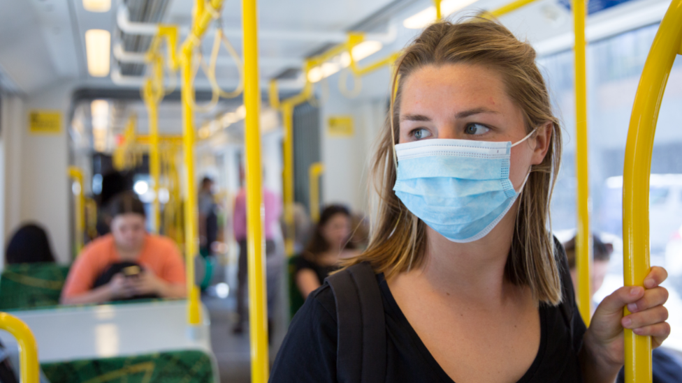 Korona virus: U Srbiji blagi pad broja novoobolelih, preminulo još sedam osoba, u Americi više od 150 hiljada umrlih 4 žena s maskom u autobusu