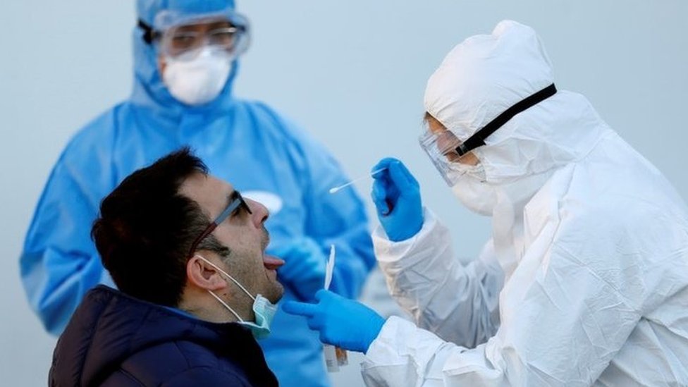 Korona virus: Još osmoro preminulih u Srbiji, Španija vraća neke mere zbog straha od drugog talasa zaraze 1 A man is tested for coronavirus in Rome