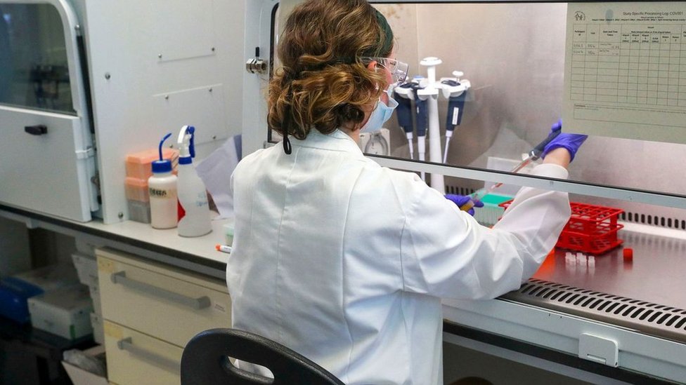 Korona virus i vakcine: Šta sam saznao kao učesnik testova u Oksfordu 2 Jedna grupa će primiti vakcinu koja neće pružiti nikakvu zaštitu od korona virusa, a druga grupa će primiti test vakcinu - ChAdOx1 nCoV-19