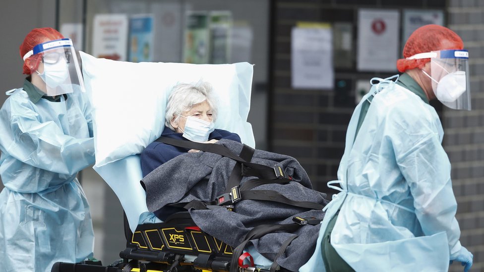 Korona virus: U Srbiji blagi pad broja novoobolelih, u oktobru ćemo znati da li je vakcina sa Oksforda efikasna 1 Healthworkers wearing full protective equipment wheel out an elderly patient