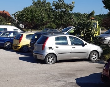 Otpad automobila na parkingu 4 groblje1
