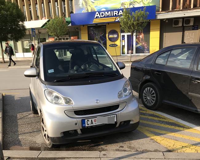Osobe sa invaliditetom nemaju gde da parkiraju vozila 2 parkianje1