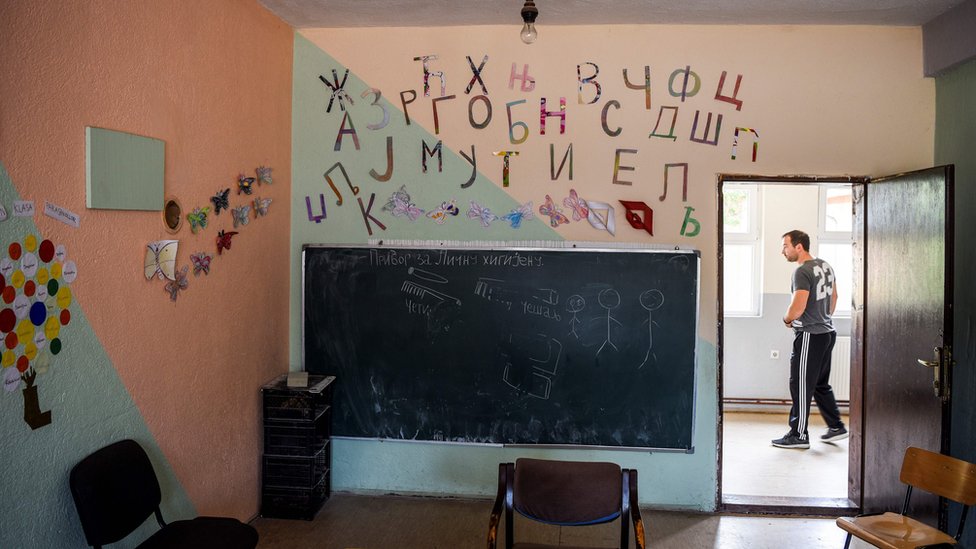 Balkan, škola i korona: Kako su se nastavnici regiona borili s problemima u Balkanskoj zbornici 4 Učionica, azbuka ispisana na zidu