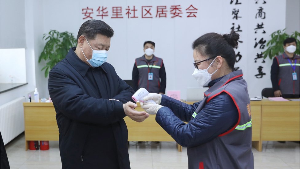 Si đinping predsednik kine meri temperaturu na ulasku u bolnicu u pekingu