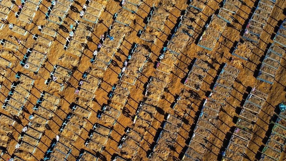 Korona virus: Zašto ljudi više ne mare za smrti i nove slučajeve zaraženih 2 Mass graves seen from above