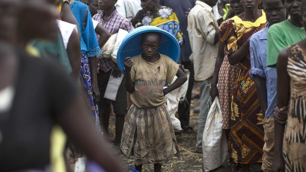 Korona virus: Zašto ljudi više ne mare za smrti i nove slučajeve zaraženih 5 An African child standing among adults and looking into the camera
