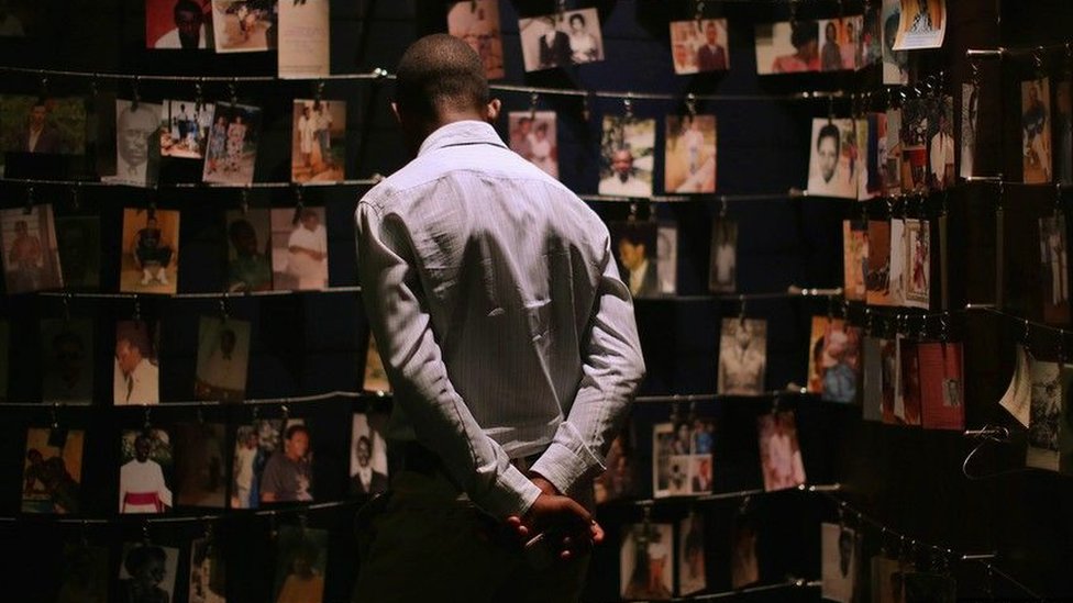 Korona virus: Zašto ljudi više ne mare za smrti i nove slučajeve zaraženih 7 Man looking at pictures of some of the victims of the 1994 Rwandan genocide