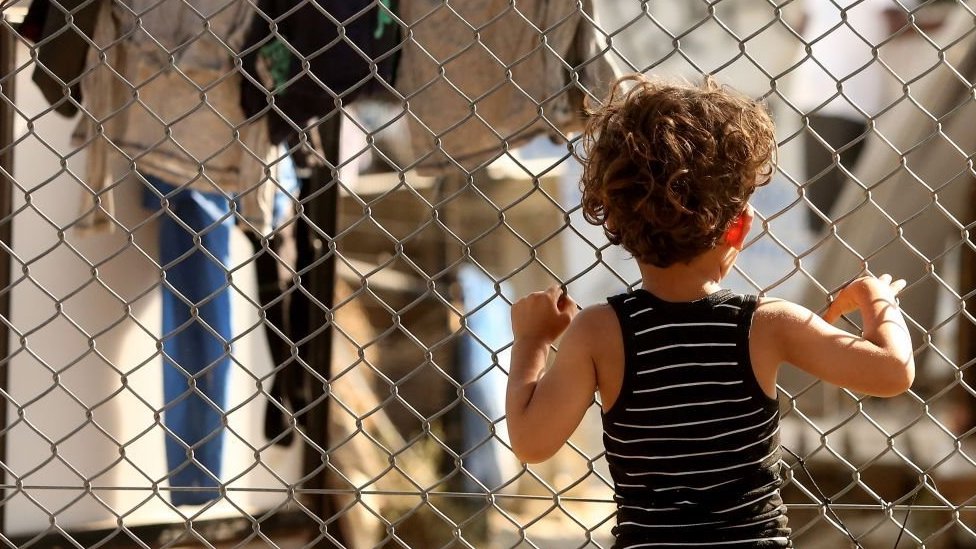 Korona virus: Zašto ljudi više ne mare za smrti i nove slučajeve zaraženih 8 Refugee child in the Greek island of Lesbos