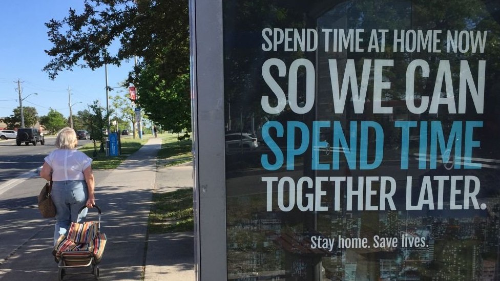 Korona virus: Zašto ljudi više ne mare za smrti i nove slučajeve zaraženih 11 A street display shows a social distancing message in the Canadian city of Toronto