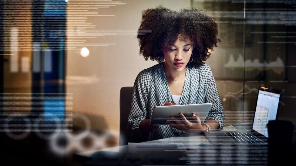 Korona virus i jednakost polova: Hoće li žene posle epidemije morati više da se trude na poslu 1 A woman working late in the office