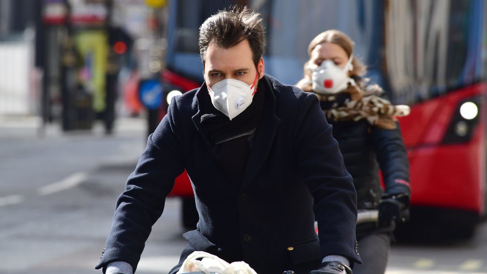 Korona virus: U Srbiji još rano za popuštanje mera, kažu lekari - u Francuskoj najveći broj novozaraženih posle dva meseca 3 par sa maskama bbc elvis