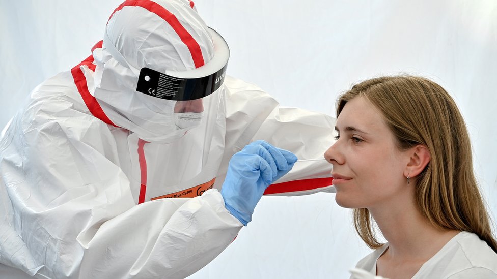 Korona virus: Vlada u Srbiji razmatra karantin za strance - Novi Zeland produžava trajanje restriktivnih mera 1 A traveller gets her swab sample collected in a Covid-19 walk-in test centre in Cologne, Germany, 08 August 2020.