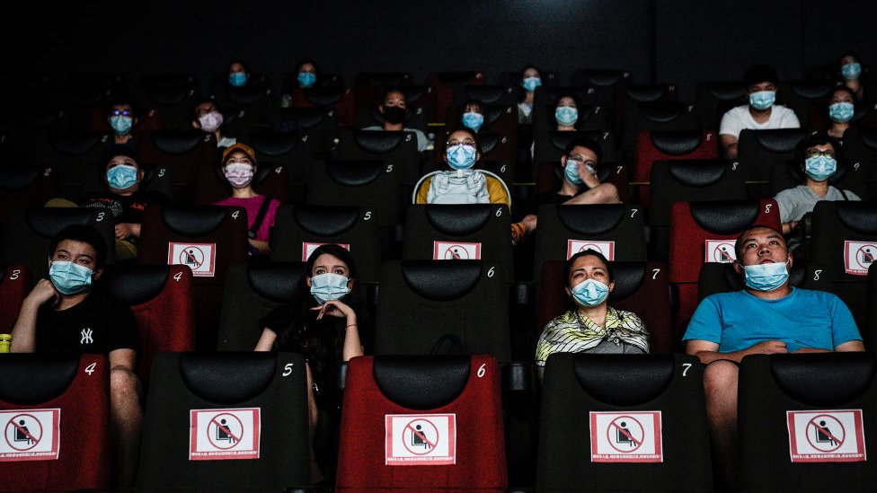 Korona virus u Vuhanu: Od pustih ulica do letnjih žurki pored bazena 5 Stanovnici Vuhana gledaju film u bioskopu, jul 2020.