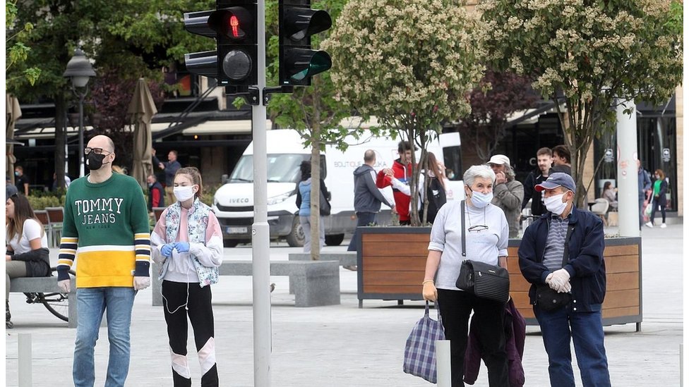 Korona virus: U Srbiji opada broj pacijenata u kovid bolnicama, iz SZO kažu da se epidemija menja 1 ljudi na pešačkom prelazu