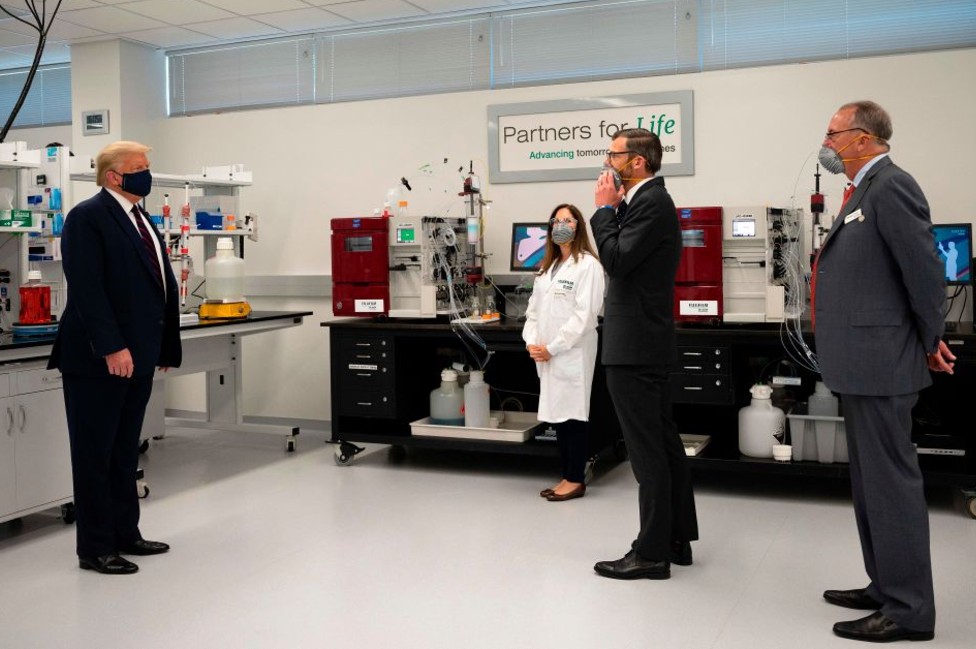 Vakcina protiv korona virusa: Prečice i 'prljavi' trikovi u trci da se bude prvi 3 US President Donald Trump wears a mask alongside Fujifilm Diosynth Biotechnologies