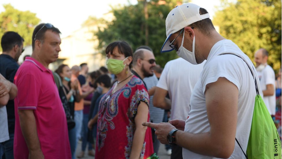 Korona virus: U Srbiji troje preminulih, SAD odobrile lečenje krvnom plazmom, rekordan dnevni broj zaraženih u Francuskoj i Italiji 1 maske virus srbija
