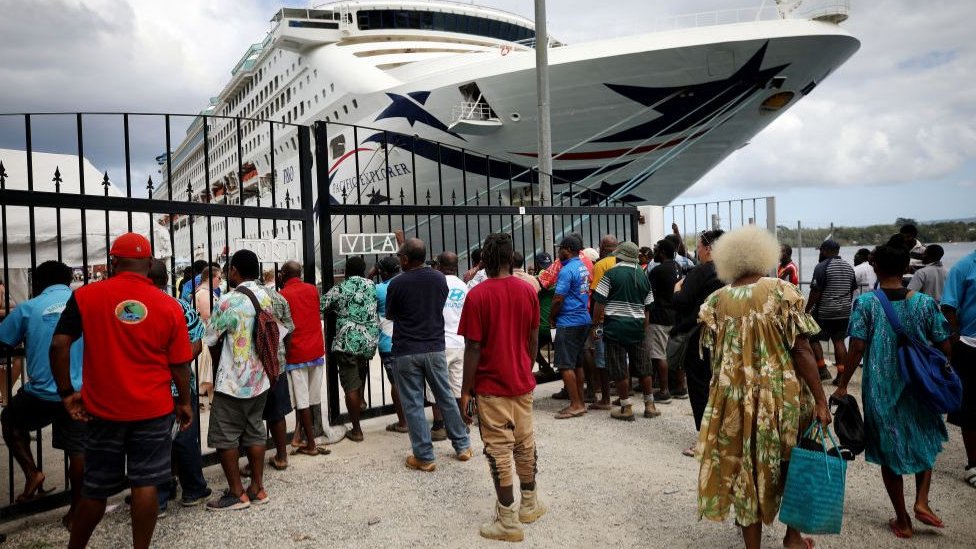 Lokalni radnici dočekuju kruzer u Vanuatuu u decembru 2019. godine - što ne može da se desi dok su granice zatvorene