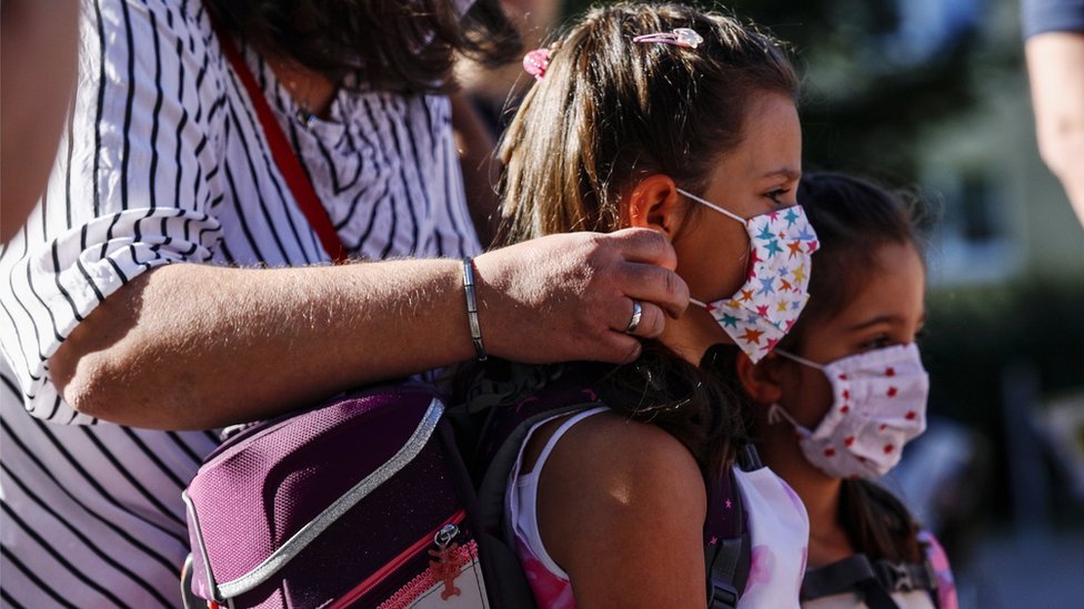 Korona virus: U Srbiji preminula jedna osoba - u Berlinu protest, u Francuskoj više od 5.000 novih slučajeva 1 Children have their masks adjusted on the way to school in Germany