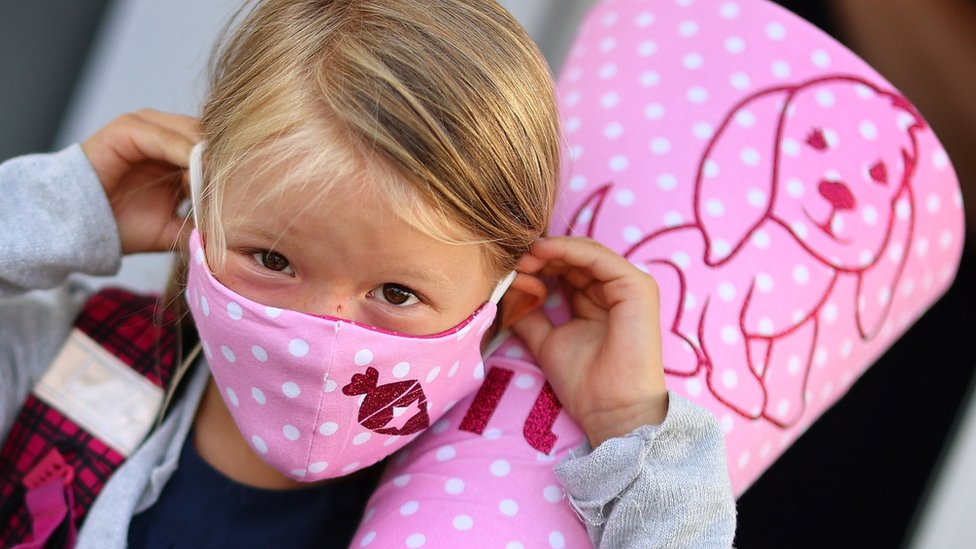 Korona virus: Preminula još jedna osoba u Srbiji, crni rekord Indije po broju zaraženih u jednom danu 1 A six-year-old schoolgirl on her way to school in a facemask in Germany