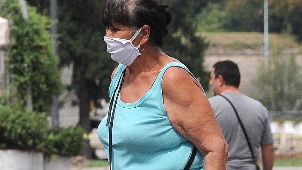 Korona virus: Preporučen karantin za decu koja dolaze u Srbiju iz inostranstva, porast broja zaraženih širom Evrope 1 žena s maskom