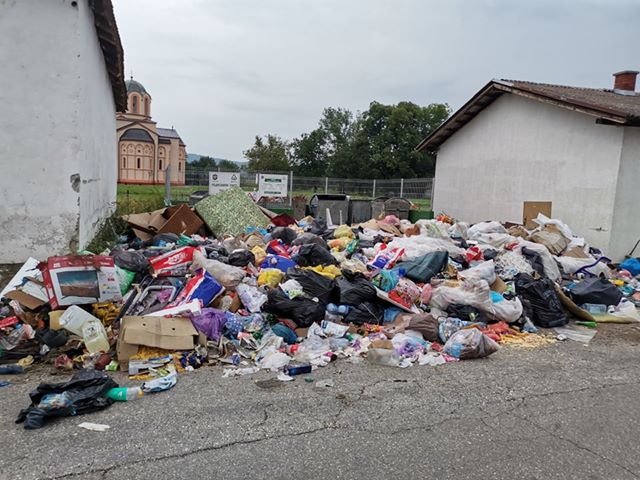 Moravac ne radi svoj posao, deponija kod crkve u Bresnici 2 bresnica1