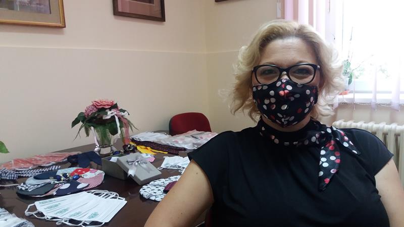 Direktorka za primer: Sašila 400 maski za učenike i zaposlene 1 maske5