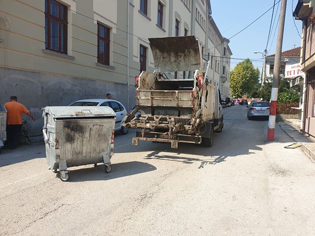 Komunalac u službi građana: Na zahtev sugrađana postavljen kontejner 2 otpad3