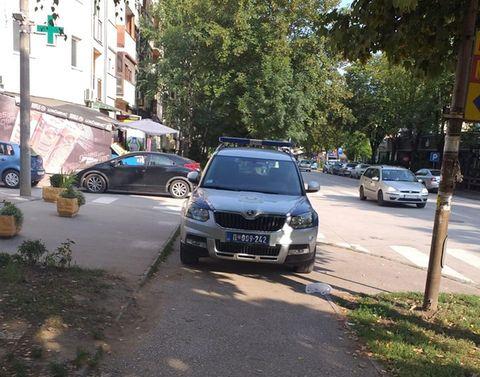I policija parkira na trotoaru (FOTO) 2 parkiranje 7