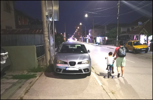 parkiranje opet na trotoaru