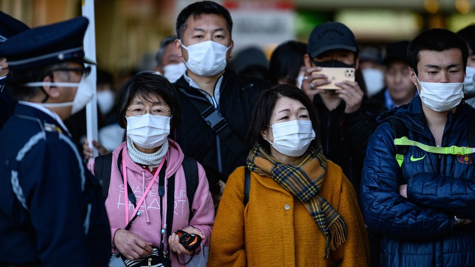 Zaštitne maske i korona virus: Da li štite, kad treba da se nose, zašto se propisi razlikuju i druge dileme 2 ljudi u tokiju s maskama