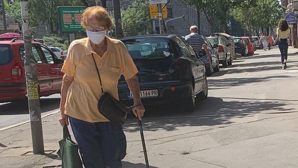Korona virus: U Srbiji preminule još dve osobe - nova pravila širom Evrope zbog početka školske godine 2 Ljudi na ulicama Beograda