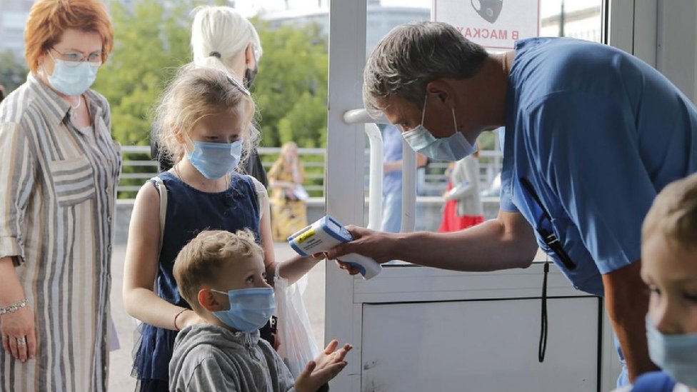 Korona virus: U Srbiji hospitalizovano 579 ljudi - nova pravila širom Evrope zbog početka školske godine 1 provera temperature