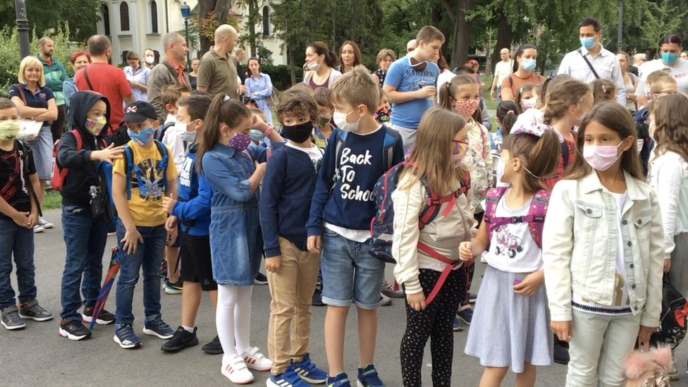 Škole i korona virus: Odlaganje početka nastave, prkos roditelja i nova pravila na Balkanu i u svetu 2 Deca i škola