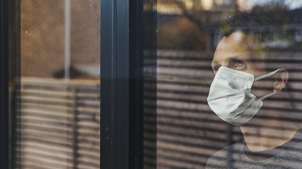 Korona virus: Testovi mogu biti pozitivni i kada je virus mrtav 1 man looking through window wearing mask