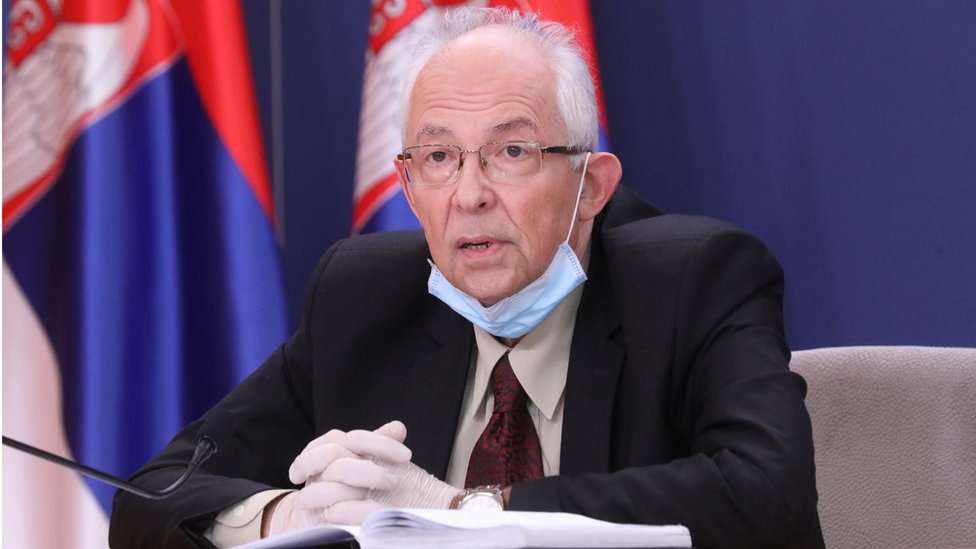 Zaštitne maske i korona virus: Da li štite, kad treba da se nose, zašto se propisi razlikuju i druge dileme 3 predrag kon maska na bradi