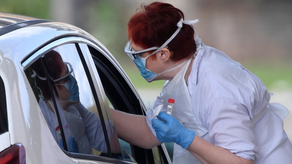 Korona virus: U Srbiji preminula jedna osoba, pogoršava se situacija u Latinskoj Americi 3 Medical staff testing people at a coronavirus test centre