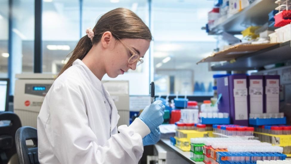 Korona virus i vakcina: Da li je neobično što se zaustavlja kliničko istraživanje 1 Blood samples from coronavirus vaccine trials are handled inside Jenner Institute at Oxford University, June 2020