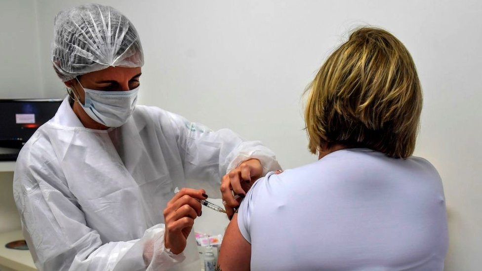 Korona virus i vakcina: Da li je neobično što se zaustavlja kliničko istraživanje 2 A women who is among 5,000 volunteers participating in the phase three trials in Brazil, July 2020