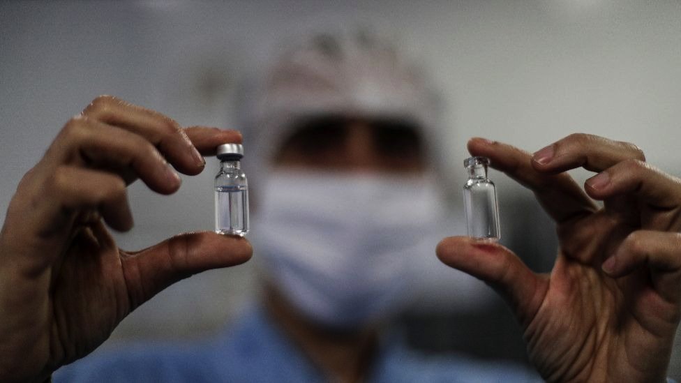 Korona virus i vakcina: Da li je neobično što se zaustavlja kliničko istraživanje 3 View of two vials with vaccine samples in the BioManguinhos laboratory in Brazil, August 2020