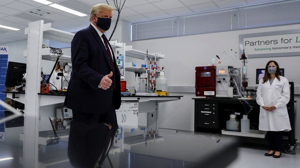 Korona virus i vakcina: Da li je neobično što se zaustavlja kliničko istraživanje 4 US President Trump visits a pharmaceutical plant developing a vaccine against the Sars-Covid-2 coronavirus in North Carolina, July 2020