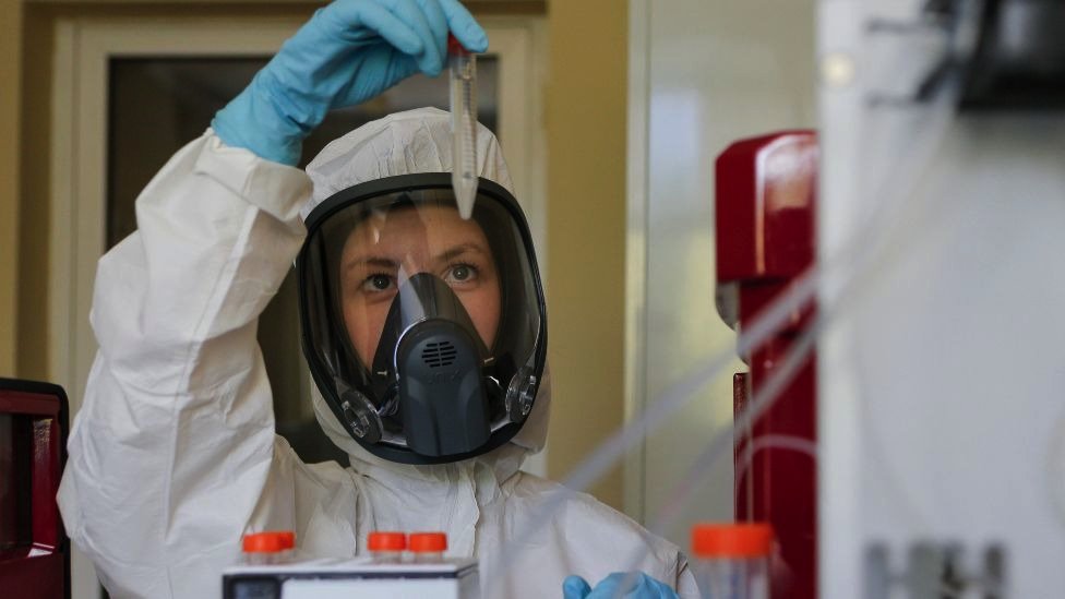 Korona virus i vakcina: Da li je neobično što se zaustavlja kliničko istraživanje 5 A scientist works on a vaccine against Covid-19 at the Nikolai Gamaleya National Centre of Epidemiology and Microbiology in Moscow, Russia, August 2020 (Hand-out photo)