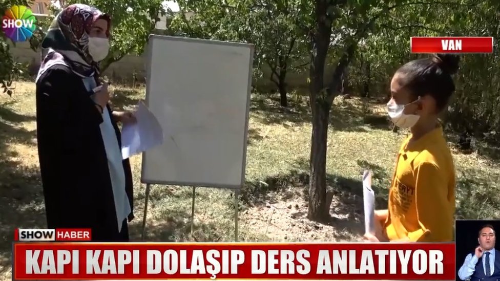 Škola od vrata do vrata - učiteljica posećuje decu koja nemaju internet 2 Turkish teacher during lockdown